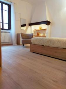 a large room with two beds and a couch at La Finestra sul Corso 3 in Arcidosso