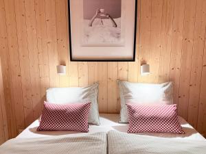 ein Schlafzimmer mit einem Bett und zwei Kissen in der Unterkunft Slowcabin in Retowo