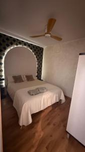 a bedroom with a bed with a ceiling fan at Apartamentos ÁBREME Y VERÁS in Arcos de la Frontera