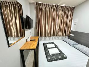 ein Zimmer mit Bett, Schreibtisch und Vorhängen in der Unterkunft Haising Hotel in Singapur + 21 Fotos