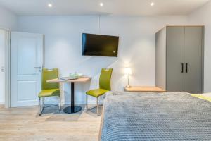 ein Schlafzimmer mit einem Bett, einem Tisch und Stühlen in der Unterkunft Schmidt-einander W 8 in Norderney