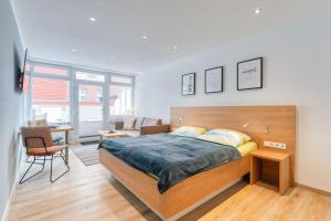 a bedroom with a bed and a desk at Alte Teestube Schmidt 58 in Norderney