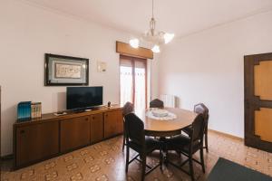 a dining room with a table and a television at Casa Dalì in Pianillo