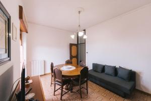 a living room with a table and a couch at Casa Dalì in Pianillo