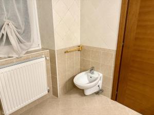 a bathroom with a toilet and a bidet at Appartamento Il Conte di Avoscano in Piaia +36 photos