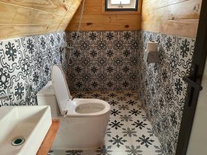 a small bathroom with a toilet and a sink at Homestay Gió Mộc !!! in Làng Môn +18 photos