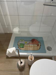 a bathroom with a tray with a hot dog on it at Appartement am Teich 2 in Krefeld +30 photos