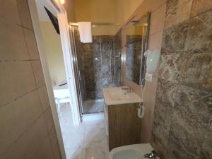 a bathroom with a sink and a shower and a toilet at Bed&Wine Terrae Tiferni in Gioia Sannitica