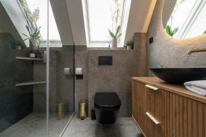 a bathroom with a sink and a glass shower at Allure Chalet, z prywatnym jacuzzi, z widokiem na góry in Dzianisz +19 photos