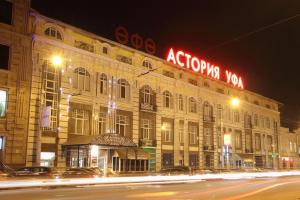 un gran edificio por la noche con un cartel en Гостиница Уфа-Астория, en Ufa
