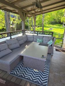 eine Gartenbank und ein Gartentisch auf einer Terrasse in der Unterkunft Chata Domaša David in Bžany + 35 Fotos