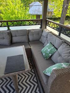 eine Couch auf einem Balkon mit Tisch und Kissen in der Unterkunft Chata Domaša David in Bžany