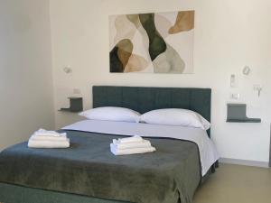 a bedroom with a bed with towels on it at A due passi dal centro in Noto