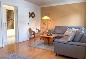 a living room with a couch and a table at Jahnstraße 37 - Ferienwohnung Hufnagel in Bodenwerder