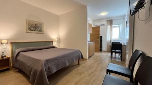 a hotel room with a bed and a kitchen at Residenza Montegrappa in Peschici