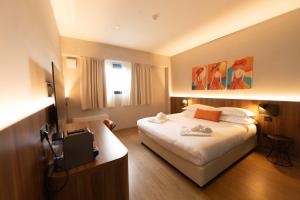 ein Hotelzimmer mit Bett und Fernseher in der Unterkunft Moody smart & comfy Hotel in Terranuova Bracciolini