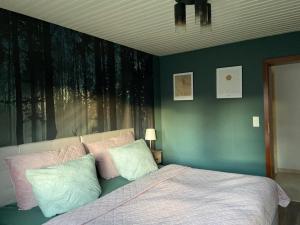 a bedroom with a bed with pink and white pillows at Voll ausgestattete, helle Ferienwohnung auf 80 qm in Wutöschingen