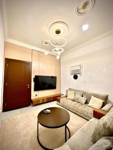 a living room with a couch and a table at شقة vip غرفتين نوم in Jeddah