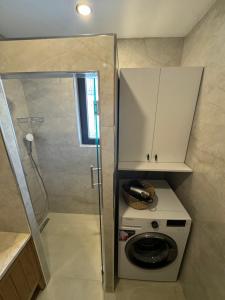 a washer and dryer in a small bathroom at Ultava Koru Suites in Datca