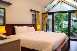 a bedroom with a large bed and a window at Dara Express Inn by Angkor Green Gardens in Phumĭ Thnál +82 photos