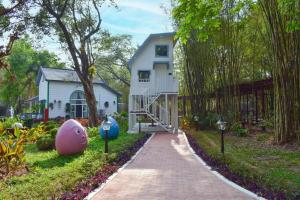 a house with a walkway in front of a yard at Dara Express Inn by Angkor Green Gardens in Phumĭ Thnál