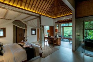 una camera da letto con un letto grande e un bagno di Ulun Ubud Resort - CHSE Certified ad Ubud