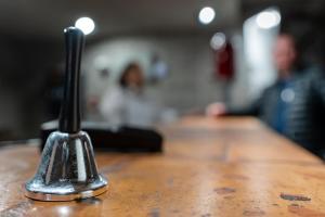 a metal object sitting on top of a wooden table at Apartamentowiec Kuźniar in Kostrzyn nad Odrą
