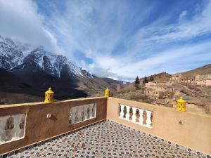 a balcony with a view of a snow covered mountain at Gîte Assonfo Tachdirt in Tacheddirt
