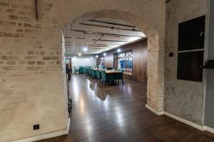 an archway in a room with a table and chairs at Apartamentowiec Kuźniar in Kostrzyn nad Odrą