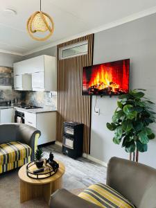 ein Wohnzimmer mit Sofa und Kamin in der Unterkunft Cingar Suites in East London