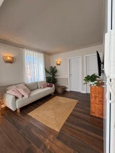 a living room with a couch and a flat screen tv at HH Moneglia La Caletta in Moneglia