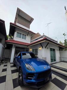 a blue car parked in front of a house at Sugar Beach Villa Bangsaen in Ban Bang Saen (1)
