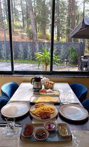 ein Tisch mit vielen Tellern voller Essen in der Unterkunft Sapanora Hotel in Sapanca