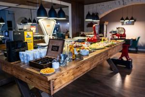 a buffet of food on a table in a restaurant at Apartamentowiec Kuźniar in Kostrzyn nad Odrą +28 photos