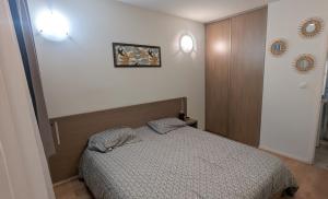 a bedroom with a bed and a picture on the wall at Pau'Ze in Idron