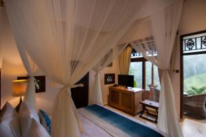 TV a/nebo společenská místnost v ubytování Ulun Ubud Resort - CHSE Certified