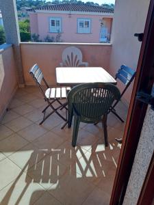 a patio with a table and chairs on a balcony at Domo Davide in San Teodoro