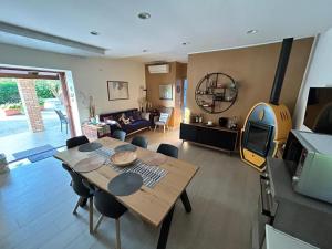 a living room with a dining table and a living room at Villa Lavinia in Alghero