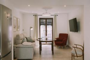 a living room with a table and two chairs at Casa Aula Minerva Sapientia 2 Habitaciones in Almedinilla
