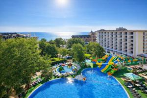 Luftaufnahme eines Wasserparks mit Wasserrutsche in der Unterkunft Prestige Grand Hotel & Aquapark - All Inclusive in Goldstrand