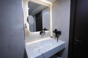 ein Badezimmer mit Waschbecken und Spiegel in der Unterkunft The Nava Hotel in Bostaniçi + 30 Fotos