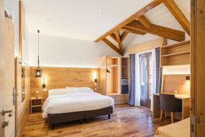 a bedroom with a bed and a desk in a room at Hotel La Bussola in Andalo