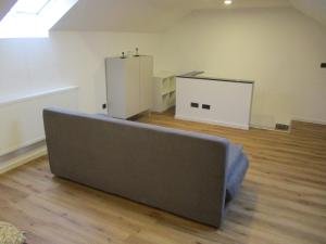a couch sitting on the floor of an empty room at Parsberger Ferienhaus 23 a in Parsberg