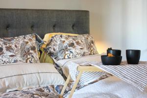 a bed with two pillows and a table on it at Stølstunets sentrumsglimt in Beitostøl