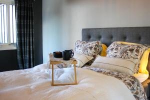 a bed with two pillows and a table on it at Stølstunets sentrumsglimt in Beitostøl
