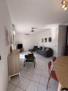 a living room with a couch and a table at Civico 107 in Capolona