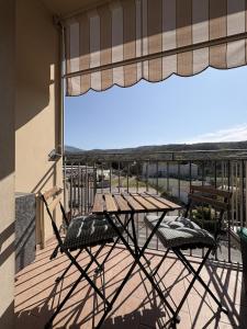 a patio with a table and chairs on a balcony at Civico 107 in Capolona