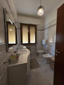 a bathroom with a sink and a toilet and a tub at Civico 107 in Capolona +20 photos