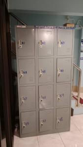 a group of lockers in a room at Dee-maak Hostel in Thong Sala