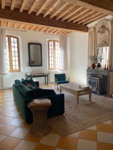 a living room with a couch and a table at Le Patio d'Arles in Arles